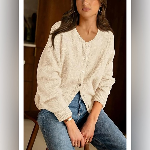 Sweaters - Nwt  cozy Women's Cream button down long sleeve cardigan